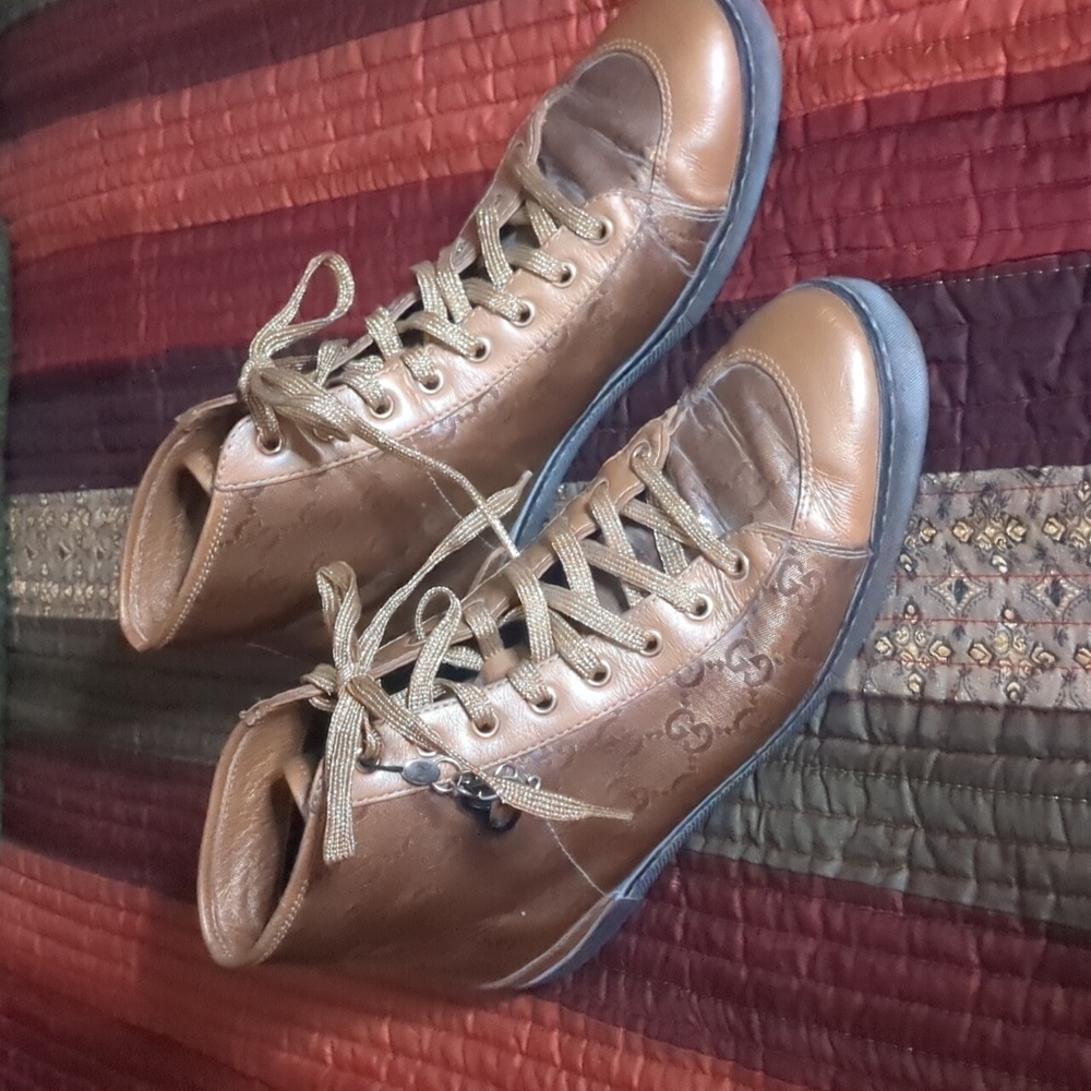 GUCCI* ladies size 38 hitop coated leather lace up round toe rubber sole sneaker